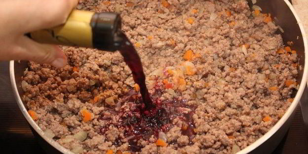 лазанья с мясным соусом и томатами