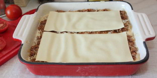 лазанья с мясным соусом и томатами