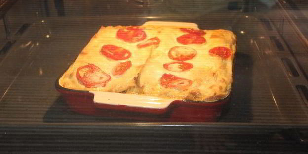 лазанья с мясным соусом и томатами