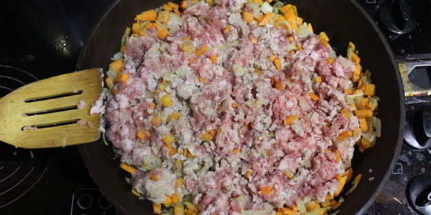 мясная лазанья с соусом бешамель