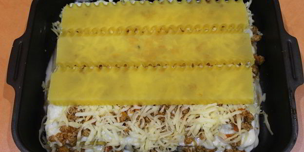 мясная лазанья с соусом бешамель
