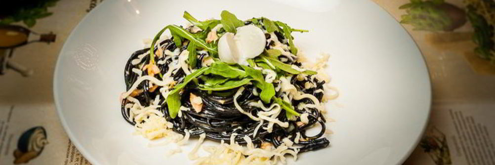 Черные спагетти с лососем