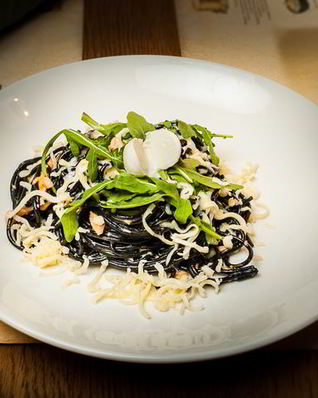 Черные спагетти с лососем