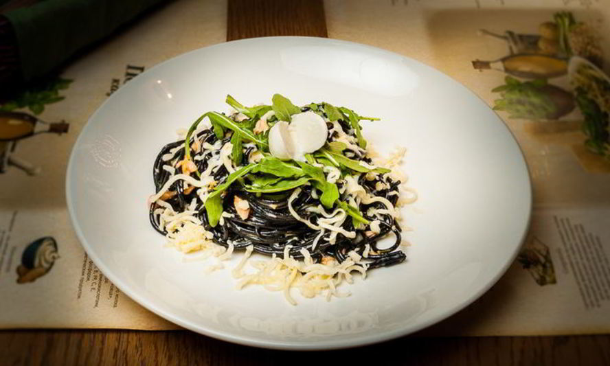 Рецепт черных спагетти с лососем