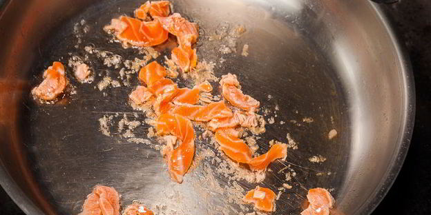 черные спагетти с лососем