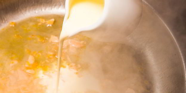 черные спагетти с лососем