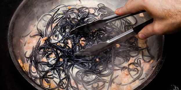 черные спагетти с лососем