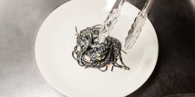 черные спагетти с лососем