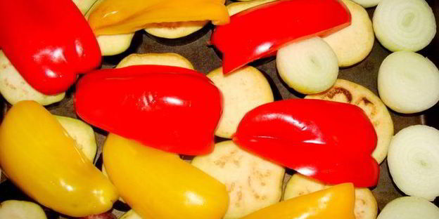 домашняя базиликовая паста с овощами гриль и пармезаном