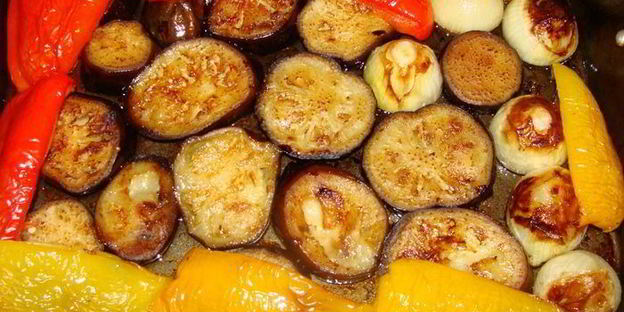 домашняя базиликовая паста с овощами гриль и пармезаном