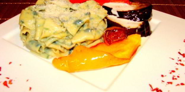 домашняя базиликовая паста с овощами гриль и пармезаном