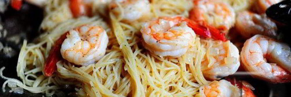 Домашняя паста с креветками в чесночном соусе