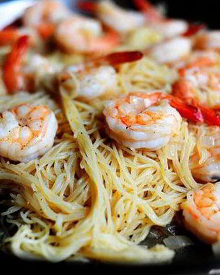 Домашняя паста с креветками в чесночном соусе