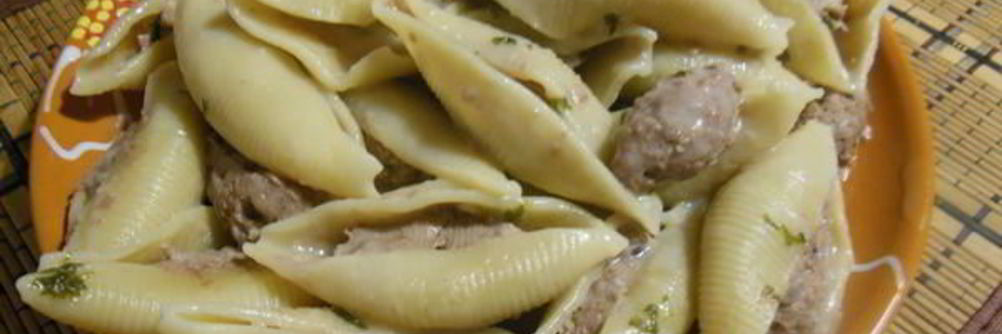 Фаршированные макароны в сливочно-сырном соусе