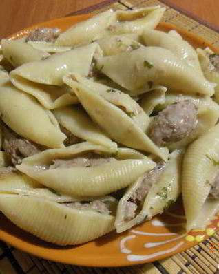 Фаршированные макароны в сливочно-сырном соусе