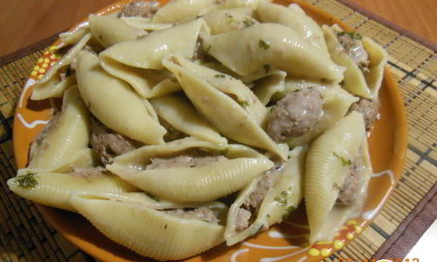 Рецепт фаршированных макарон в сливочно-сырном соусе