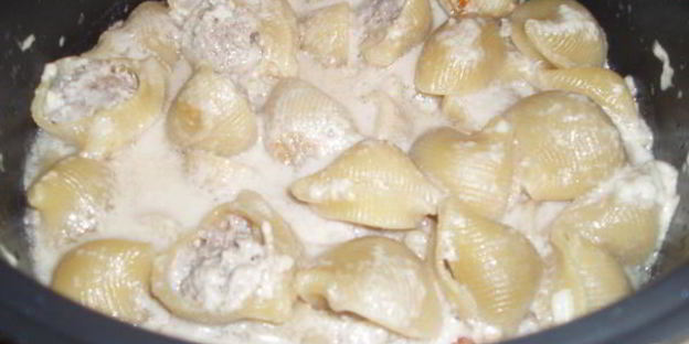 фаршированные макароны в сливочно-сырном соусе