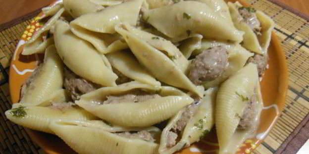 фаршированные макароны в сливочно-сырном соусе