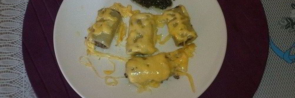 Каннеллони, фаршированные курицей с черносливом, с песто