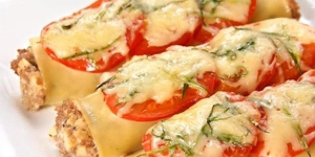 каннеллони с фаршем и помидорами