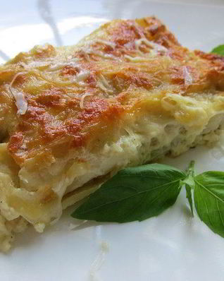 Каннелони, фаршированные курицей и грибами под соусом Морне