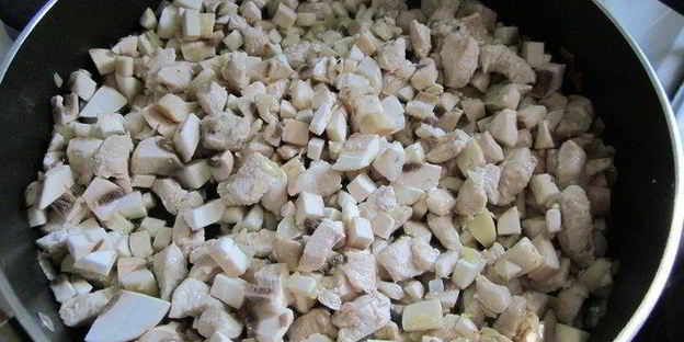 каннелони, фаршированные курицей и грибами под соусом морне