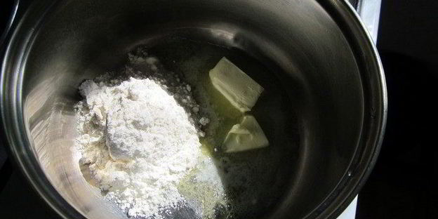 каннелони, фаршированные курицей и грибами под соусом морне