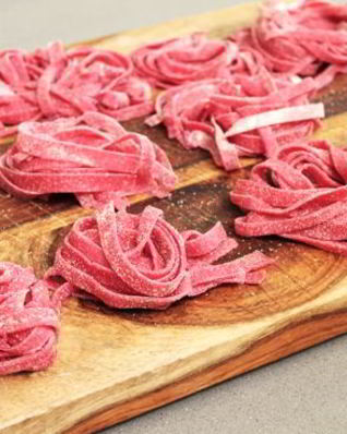 Красные макароны