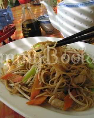 Лапша, обжаренная с курицей и овощами