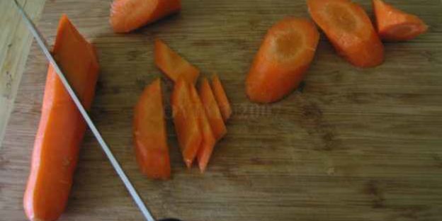 лапша, обжаренная с курицей и овощами