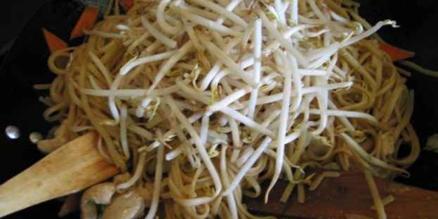 лапша, обжаренная с курицей и овощами