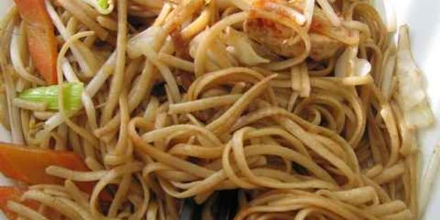 лапша, обжаренная с курицей и овощами