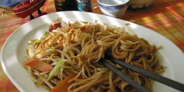 лапша, обжаренная с курицей и овощами