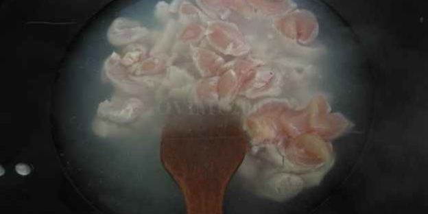 лапша, обжаренная с курицей и овощами