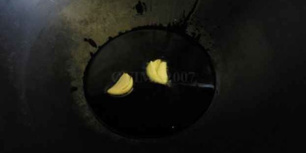 лапша, обжаренная с курицей и овощами