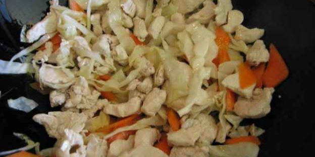 лапша, обжаренная с курицей и овощами