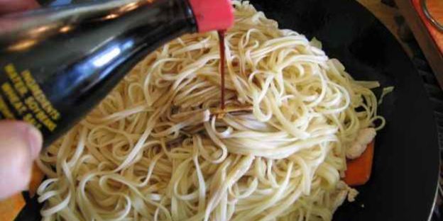 лапша, обжаренная с курицей и овощами