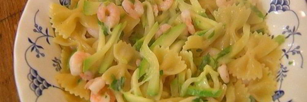 Макароны-бабочки с цукини и креветками