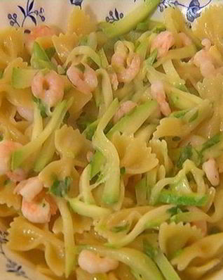 Макароны-бабочки с цукини и креветками