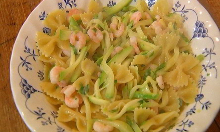 Рецепт макарон-бабочек с цукини и креветками