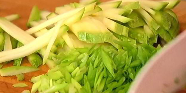 макароны-бабочки с цукини и креветками