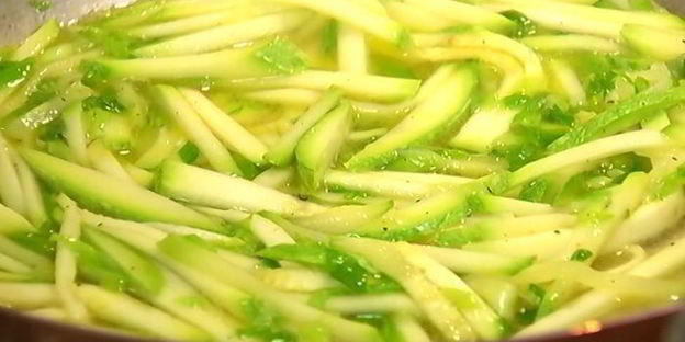 макароны-бабочки с цукини и креветками