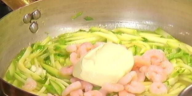 макароны-бабочки с цукини и креветками