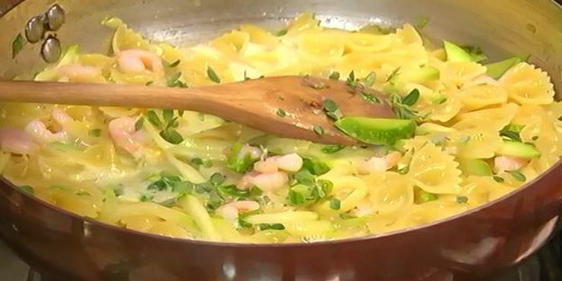 макароны-бабочки с цукини и креветками