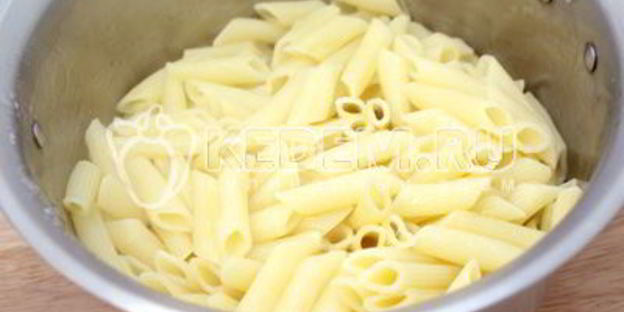 макароны перья с овощной подливой