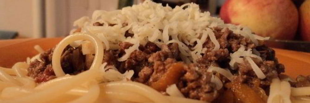 Макароны под соусом болоньезе