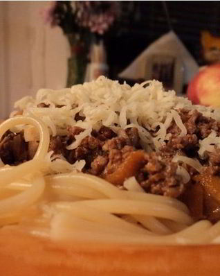 Макароны под соусом болоньезе