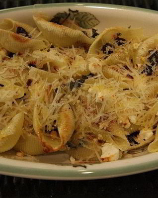 Макароны-ракушки с козьим сыром и свеклой