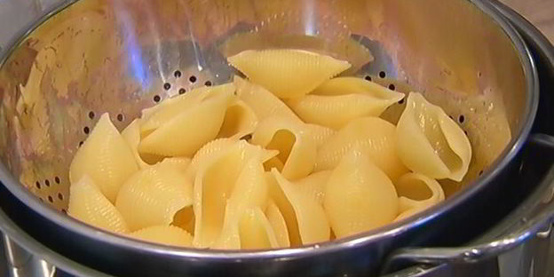 макароны-ракушки с козьим сыром и свеклой