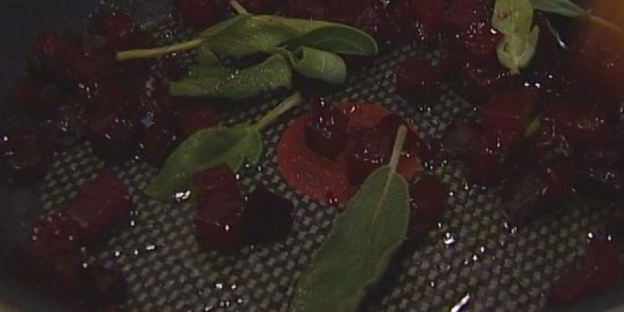 макароны-ракушки с козьим сыром и свеклой